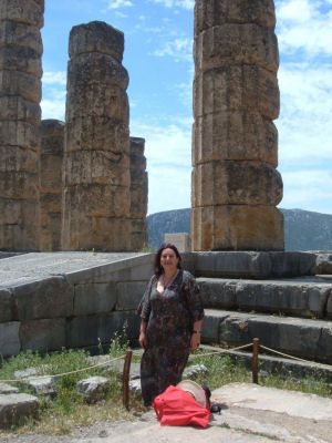Brinda Mair en Delfos - Templo de Apolo