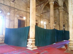 En la Mezquita de alabastro, iba a haber un encuentro religioso cuando la visitamos. Estaban preparando este sector cerrado con telas, para las mujeres. La guia explico que era para no ser vistas mientras rezan. sector-mujeres